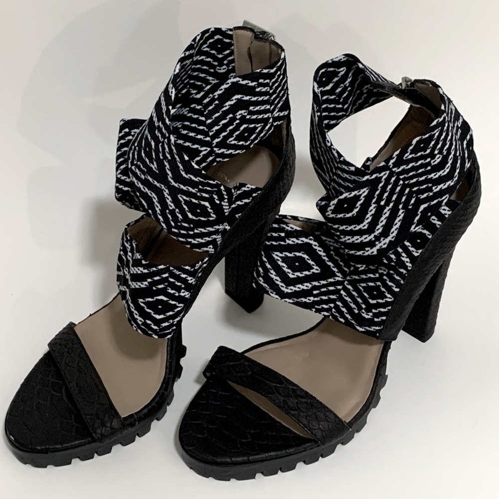 Lisa for Donald Pliner 5” Heeled  Strap Sandals Embossed Leather & Cloth size 10